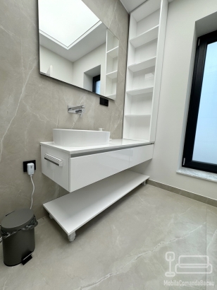 Mobilier baie MDF lucios cu blat din quartz – 800 mm