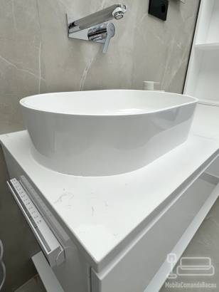 Mobilier baie MDF lucios cu blat din quartz – 800 mm