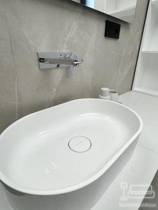 Mobilier baie MDF lucios cu blat din quartz – 800 mm