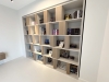 Mobilier cameră birou – bibliotecă, birou electric reglabil, canapea extensibilă, corp bibliorafturi
