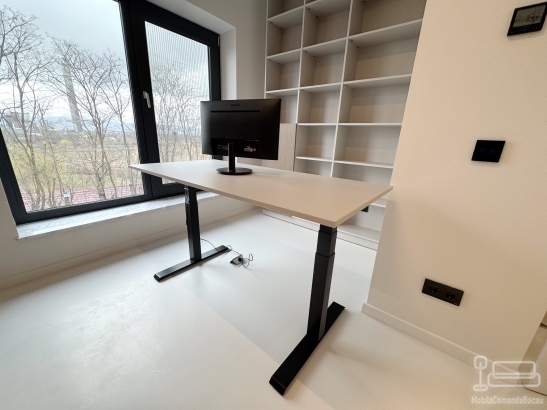Birou reglabil electric pe înălțime 64–130 cm, blat HPL – băcău