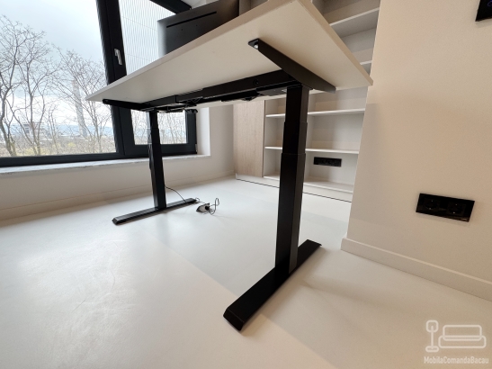 Birou reglabil electric pe înălțime 64–130 cm, blat HPL – băcău