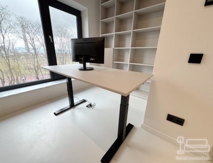 Birou reglabil electric pe înălțime 64–130 cm, blat HPL – băcău