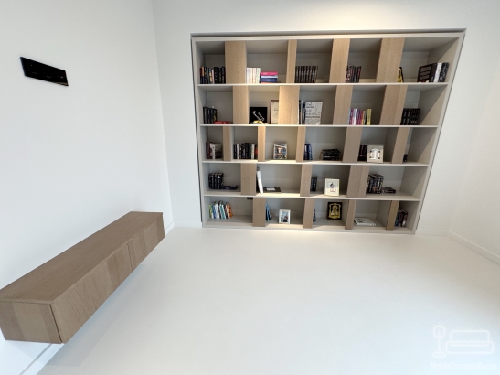 Mobilier cameră birou – bibliotecă, birou electric reglabil, canapea extensibilă, corp bibliorafturi