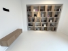 Mobilier cameră birou – bibliotecă, birou electric reglabil, canapea extensibilă, corp bibliorafturi