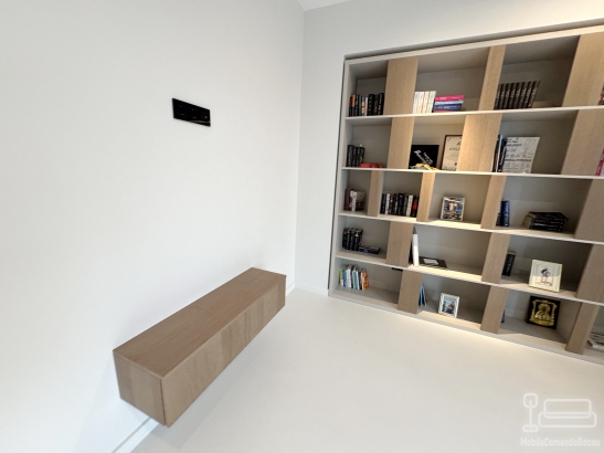 Mobilier cameră birou – bibliotecă, birou electric reglabil, canapea extensibilă, corp bibliorafturi
