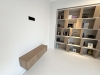 Mobilier cameră birou – bibliotecă, birou electric reglabil, canapea extensibilă, corp bibliorafturi