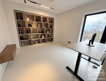 Mobilier cameră birou – bibliotecă, birou electric reglabil, canapea extensibilă, corp bibliorafturi