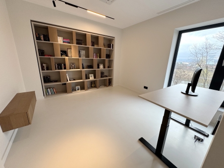 Mobilier cameră birou – bibliotecă, birou electric reglabil, canapea extensibilă, corp bibliorafturi