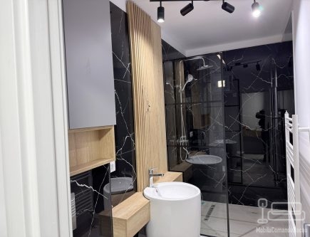 Mobilier baie din pal melaminat cu riflaje și nișă deschisă – feronerie blum cu amortizare