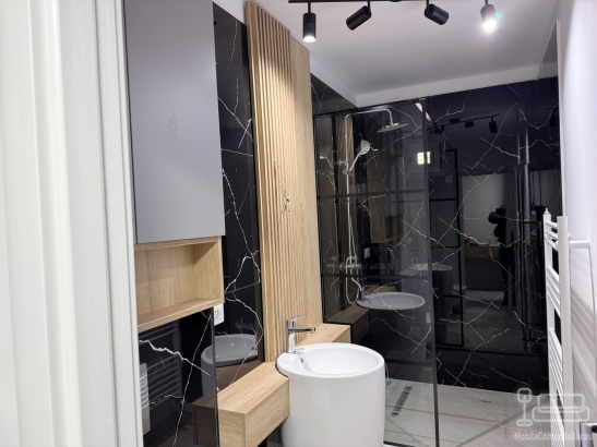 Mobilier baie din pal melaminat cu riflaje și nișă deschisă – feronerie blum cu amortizare