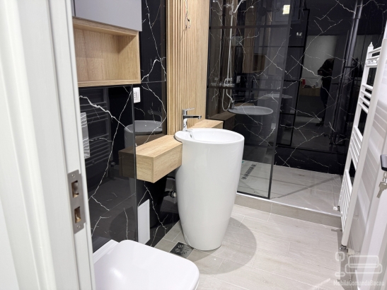 Mobilier baie din pal melaminat cu riflaje și nișă deschisă – feronerie blum cu amortizare
