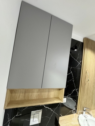 Mobilier baie din pal melaminat cu riflaje și nișă deschisă – feronerie blum cu amortizare
