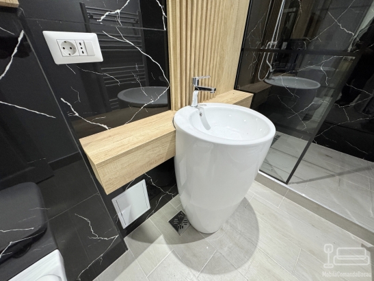 Mobilier baie din pal melaminat cu riflaje și nișă deschisă – feronerie blum cu amortizare