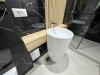 Mobilier baie din pal melaminat cu riflaje și nișă deschisă – feronerie blum cu amortizare