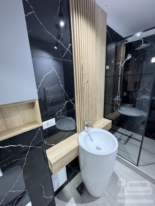 Mobilier baie din pal melaminat cu riflaje și nișă deschisă – feronerie blum cu amortizare