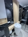 Mobilier baie din pal melaminat cu riflaje și nișă deschisă – feronerie blum cu amortizare