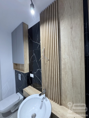 Mobilier baie din pal melaminat cu riflaje și nișă deschisă – feronerie blum cu amortizare