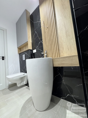Mobilier baie din pal melaminat cu riflaje și nișă deschisă – feronerie blum cu amortizare