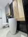 Mobilier baie din pal melaminat cu riflaje și nișă deschisă – feronerie blum cu amortizare