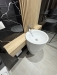 Mobilier baie din pal melaminat cu riflaje și nișă deschisă – feronerie blum cu amortizare