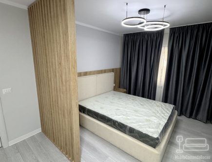 Mobilier dormitor cu perete riflat, pat tapițat 200×160, noptiere și ansamblu tv 2500 mm – feronerie blum