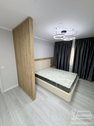 Mobilier dormitor cu perete riflat, pat tapițat 200×160, noptiere și ansamblu tv 2500 mm – feronerie blum