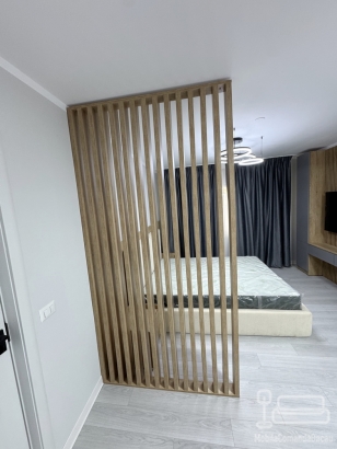 Mobilier dormitor cu perete riflat, pat tapițat 200×160, noptiere și ansamblu tv 2500 mm – feronerie blum