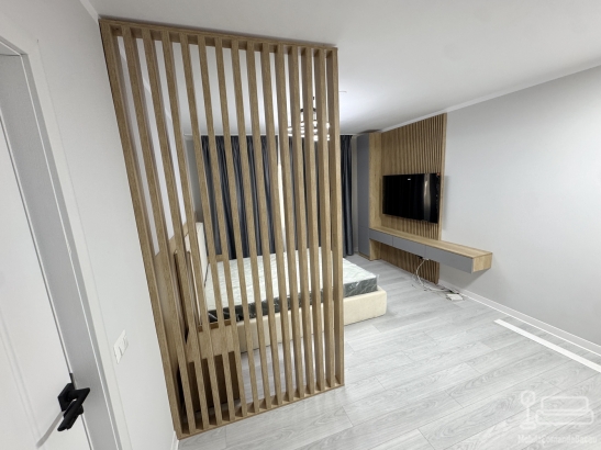 Mobilier dormitor cu perete riflat, pat tapițat 200×160, noptiere și ansamblu tv 2500 mm – feronerie blum