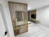 Mobilier dormitor cu perete riflat, pat tapițat 200×160, noptiere și ansamblu tv 2500 mm – feronerie blum
