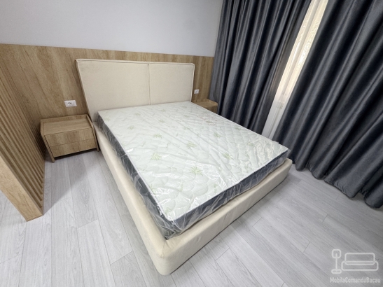 Mobilier dormitor cu perete riflat, pat tapițat 200×160, noptiere și ansamblu tv 2500 mm – feronerie blum