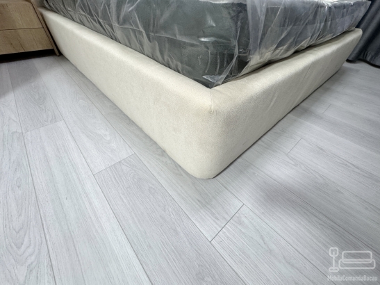 Mobilier dormitor cu perete riflat, pat tapițat 200×160, noptiere și ansamblu tv 2500 mm – feronerie blum