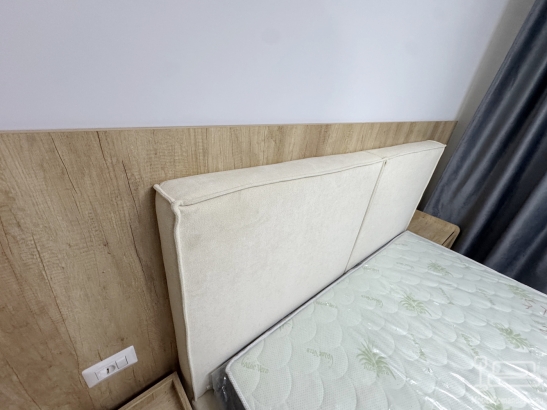Mobilier dormitor cu perete riflat, pat tapițat 200×160, noptiere și ansamblu tv 2500 mm – feronerie blum