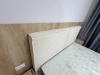 Mobilier dormitor cu perete riflat, pat tapițat 200×160, noptiere și ansamblu tv 2500 mm – feronerie blum