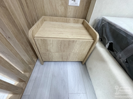 Mobilier dormitor cu perete riflat, pat tapițat 200×160, noptiere și ansamblu tv 2500 mm – feronerie blum