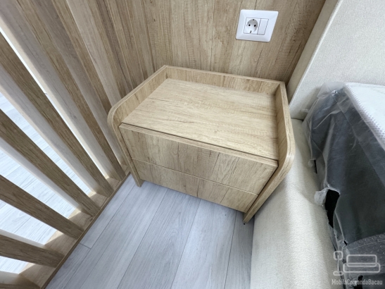 Mobilier dormitor cu perete riflat, pat tapițat 200×160, noptiere și ansamblu tv 2500 mm – feronerie blum