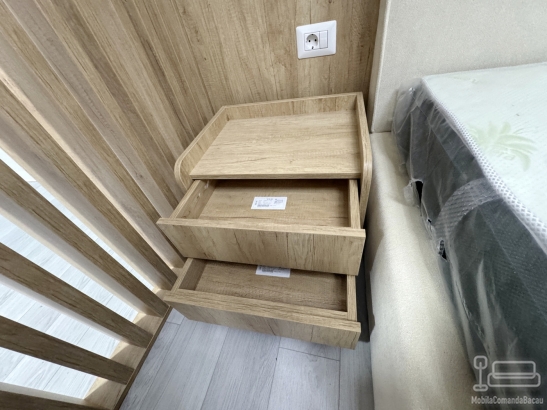 Mobilier dormitor cu perete riflat, pat tapițat 200×160, noptiere și ansamblu tv 2500 mm – feronerie blum