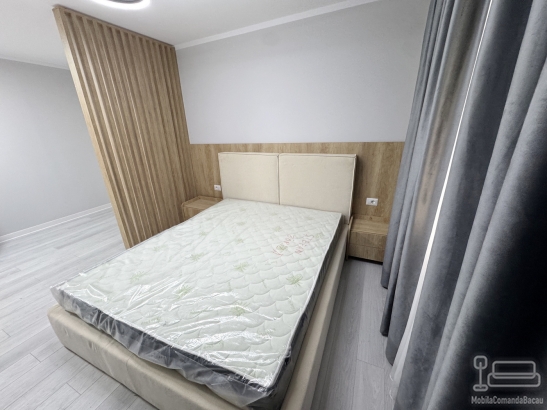 Mobilier dormitor cu perete riflat, pat tapițat 200×160, noptiere și ansamblu tv 2500 mm – feronerie blum
