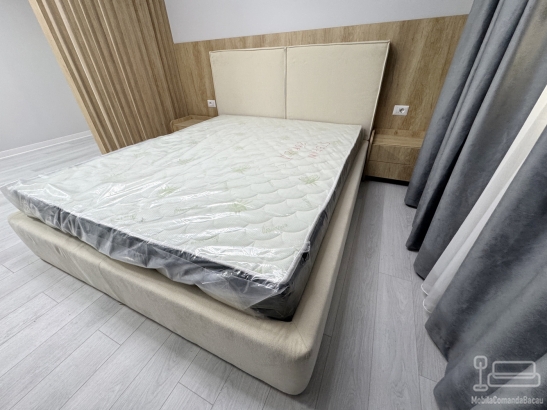Mobilier dormitor cu perete riflat, pat tapițat 200×160, noptiere și ansamblu tv 2500 mm – feronerie blum