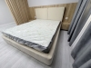 Mobilier dormitor cu perete riflat, pat tapițat 200×160, noptiere și ansamblu tv 2500 mm – feronerie blum