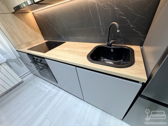 Mobilier bucătărie 3500 mm din pal melaminat – gola negru, feronerie blum, bandă led