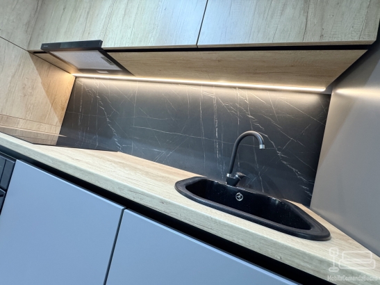 Mobilier bucătărie 3500 mm din pal melaminat – gola negru, feronerie blum, bandă led