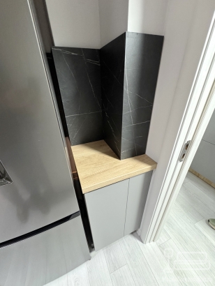Mobilier bucătărie 3500 mm din pal melaminat – gola negru, feronerie blum, bandă led