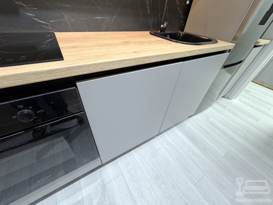 Mobilier bucătărie 3500 mm din pal melaminat – gola negru, feronerie blum, bandă led