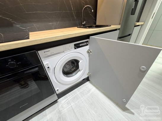 Mobilier bucătărie 3500 mm din pal melaminat – gola negru, feronerie blum, bandă led