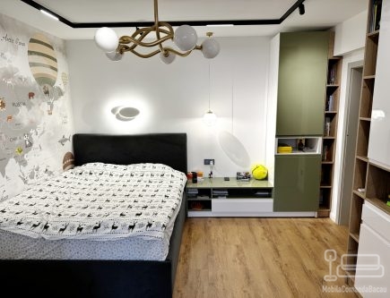 Mobilier dormitor pentru copil din MDF vopsit, cu pat tapițat și iluminare LED