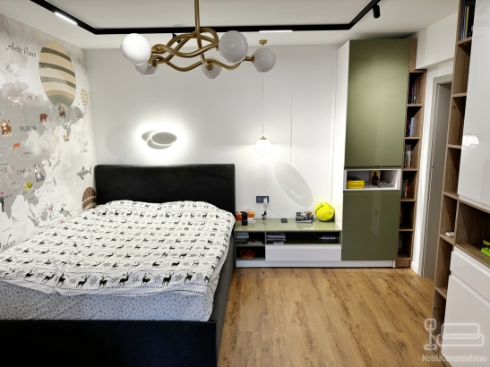 Mobilier dormitor pentru copil din MDF vopsit, cu pat tapițat și iluminare LED