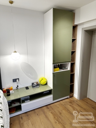 Mobilier dormitor pentru copil din MDF vopsit, cu pat tapițat și iluminare LED