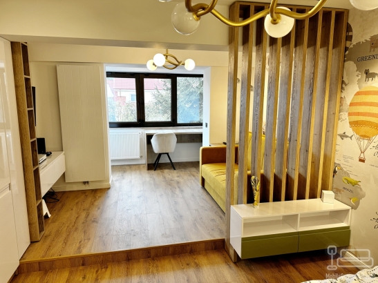 Mobilier dormitor pentru copil din MDF vopsit, cu pat tapițat și iluminare LED