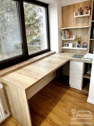 Mobilier dormitor pentru copil din MDF vopsit, cu pat tapițat și iluminare LED